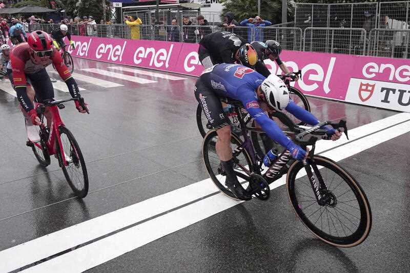 Giro Ditalia Groves Supera Le Difficolt E Vince Allo Sprint Il Globo