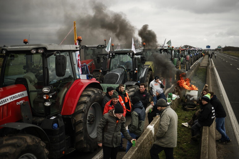 La protesta dei trattori dilaga giovedì la proposta dell Ue agli