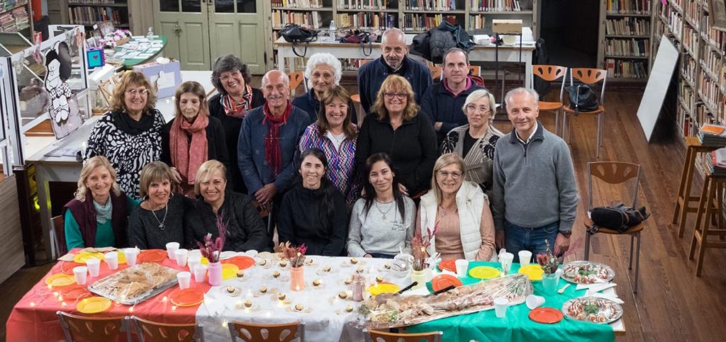 La cultura passa anche per la convivialità. All'estrema destra, Tanino Maricchiolo