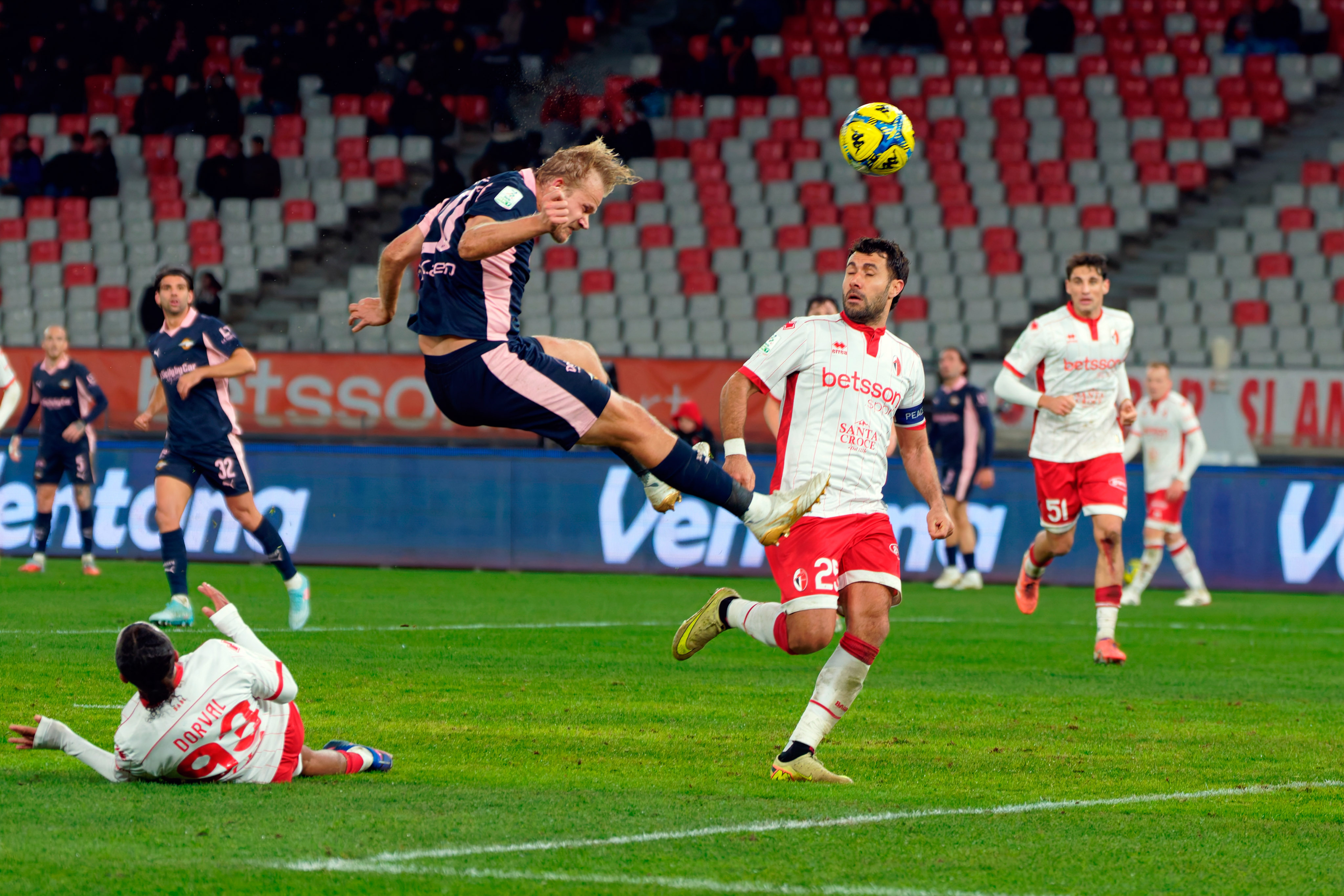 Bari-Palermo, il colpo di testa di Ponhjanpaolo, capocannoniere della serie cadetta, per il secondo gol dei rosanero (Foto: AAP)