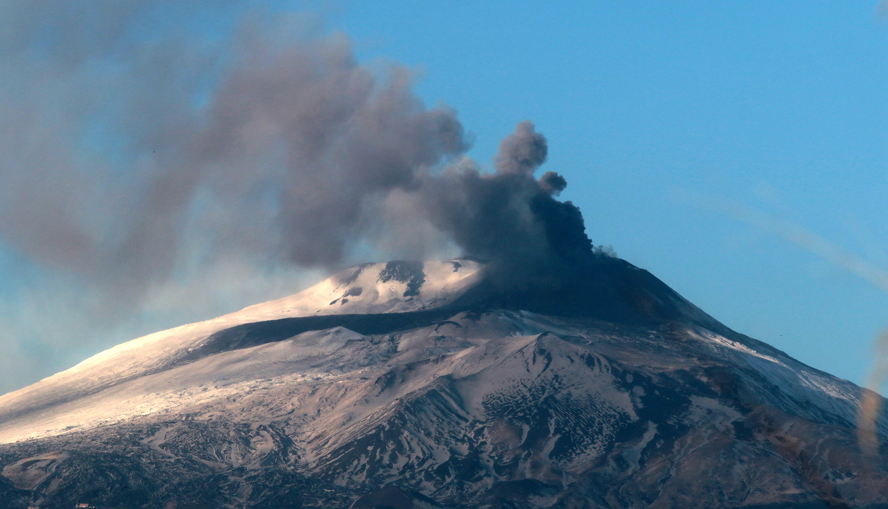 Mount Etna volcano spews ash and lava into Sicilian sky — Il Globo