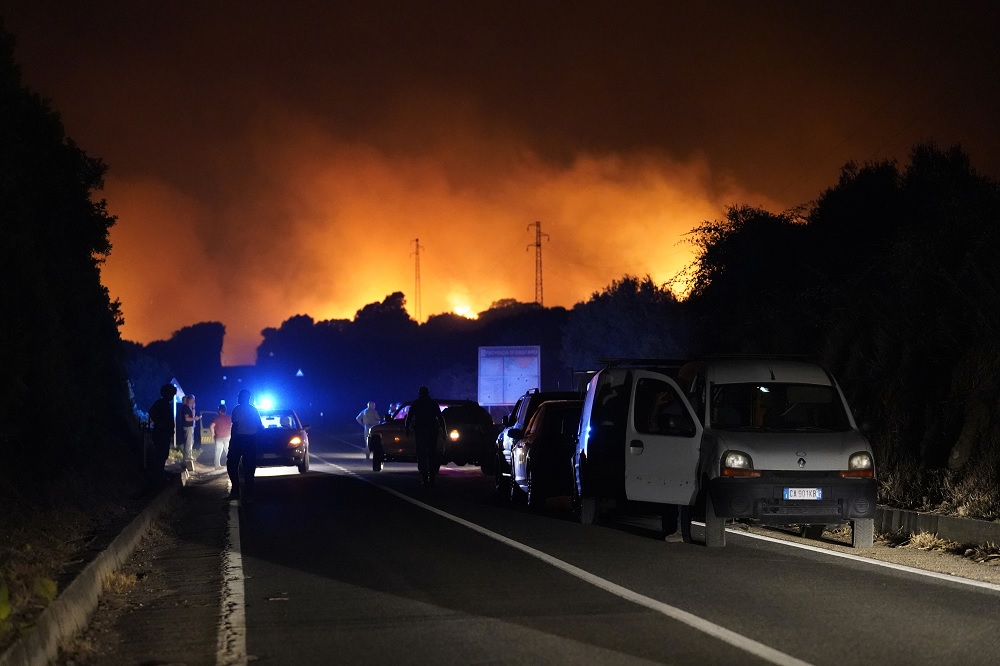 Fires ravage Sardinia forcing thousands to evacuate — Il Globo