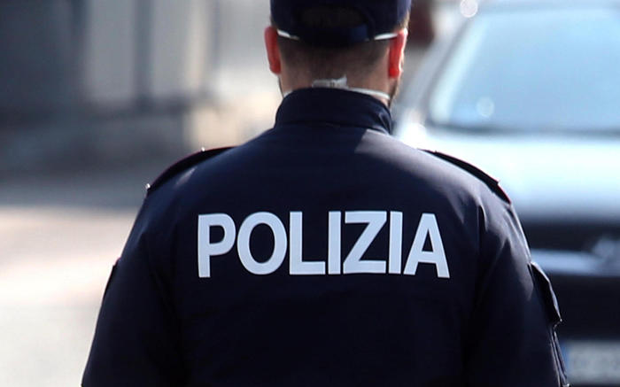 Italian police officers disapprove of pink face masks — Il Globo