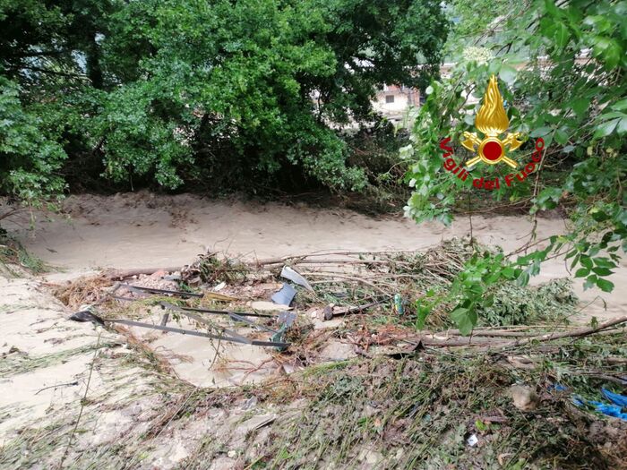 Bomba D'acqua Su Assisi, Allagamenti Ed Esonda Un Fiume — Il Globo