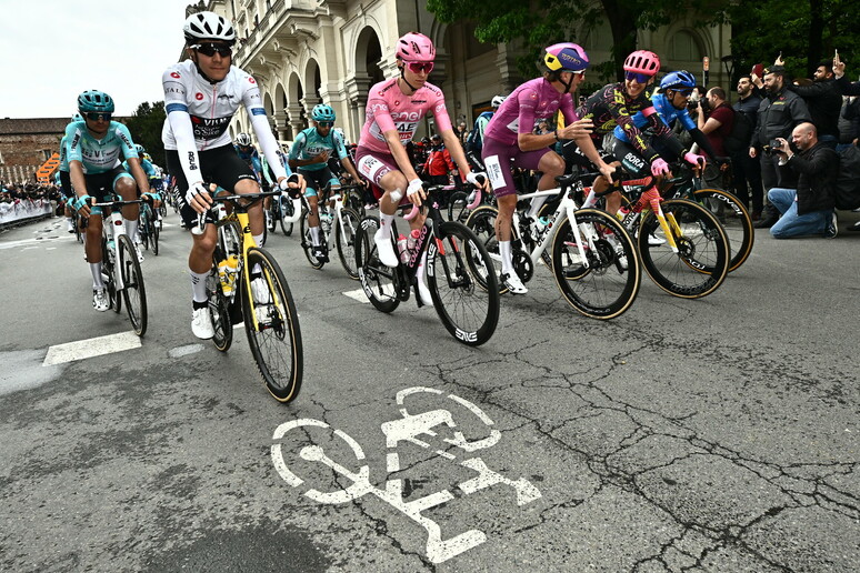 Giro d'Italia, a Fossano il belga Merlier batte Milan in volata — Il Globo