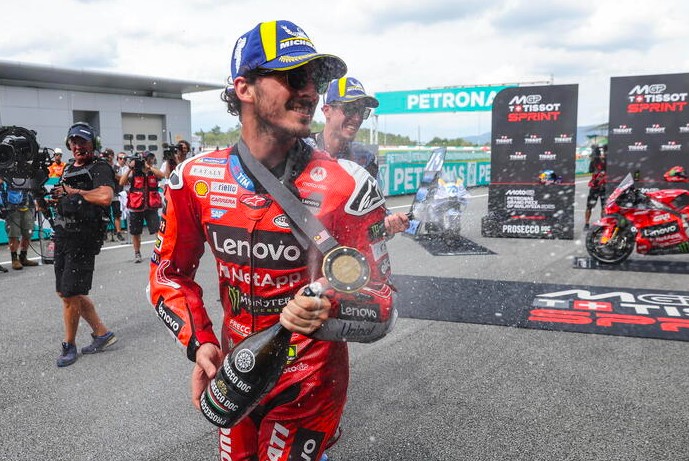 Bagnaia ruggisce a Sepang: pole e vittoria nella Sprint — Il Globo