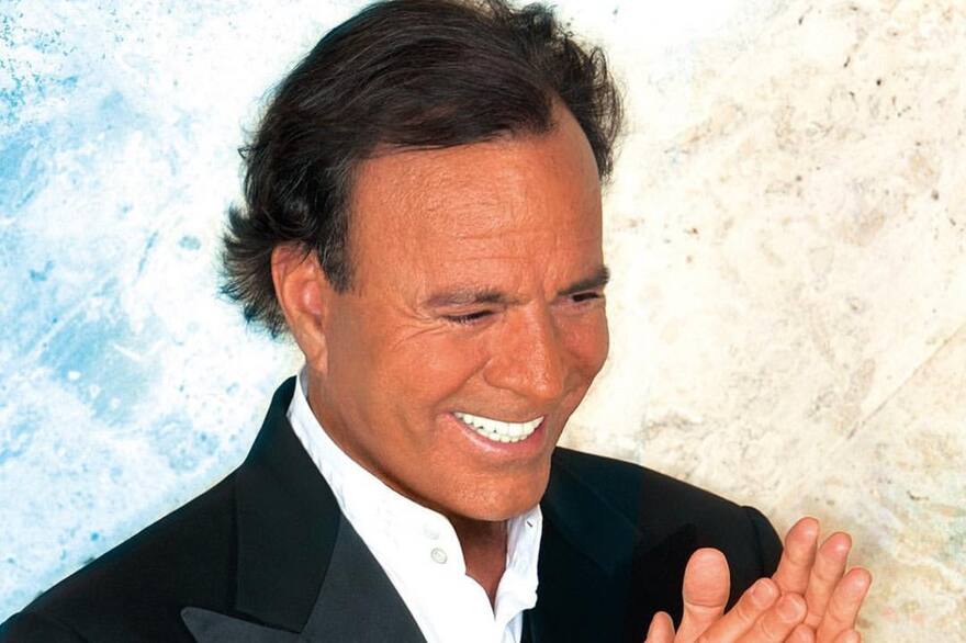 Un po' pirata, un po' signore: il carisma eterno di Julio Iglesias — Il  Globo