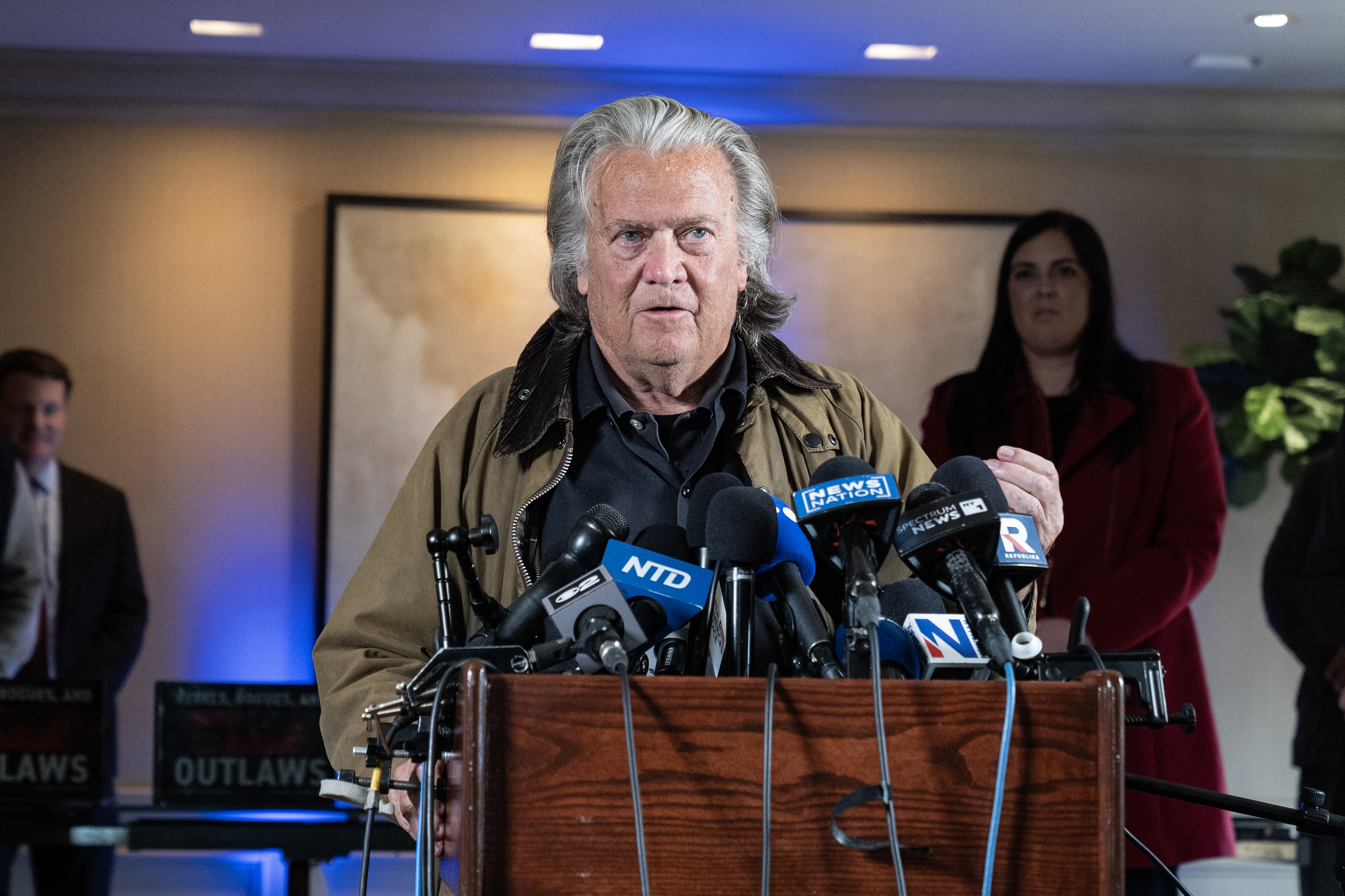 Steve Bannon a Epstein: “Faremo cadere Papa Francesco”