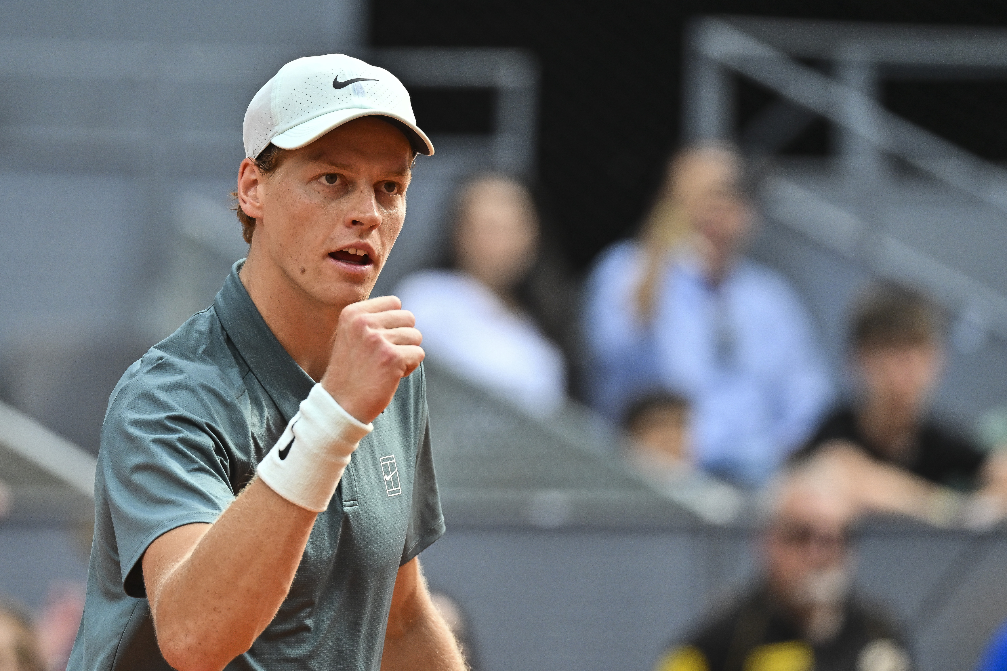 Sinner travolge Fils e vola in finale a Madrid: ora sfida Zverev per la storia