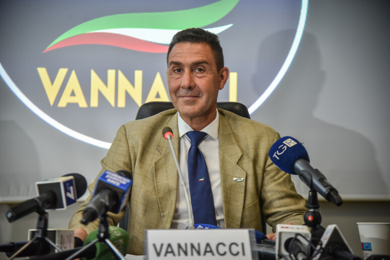 Vannacci posta un video IA con le opposizioni nell’arena, scoppia la polemica